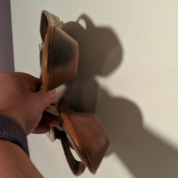 Born gold sandals with flower - Picture 3 of 4